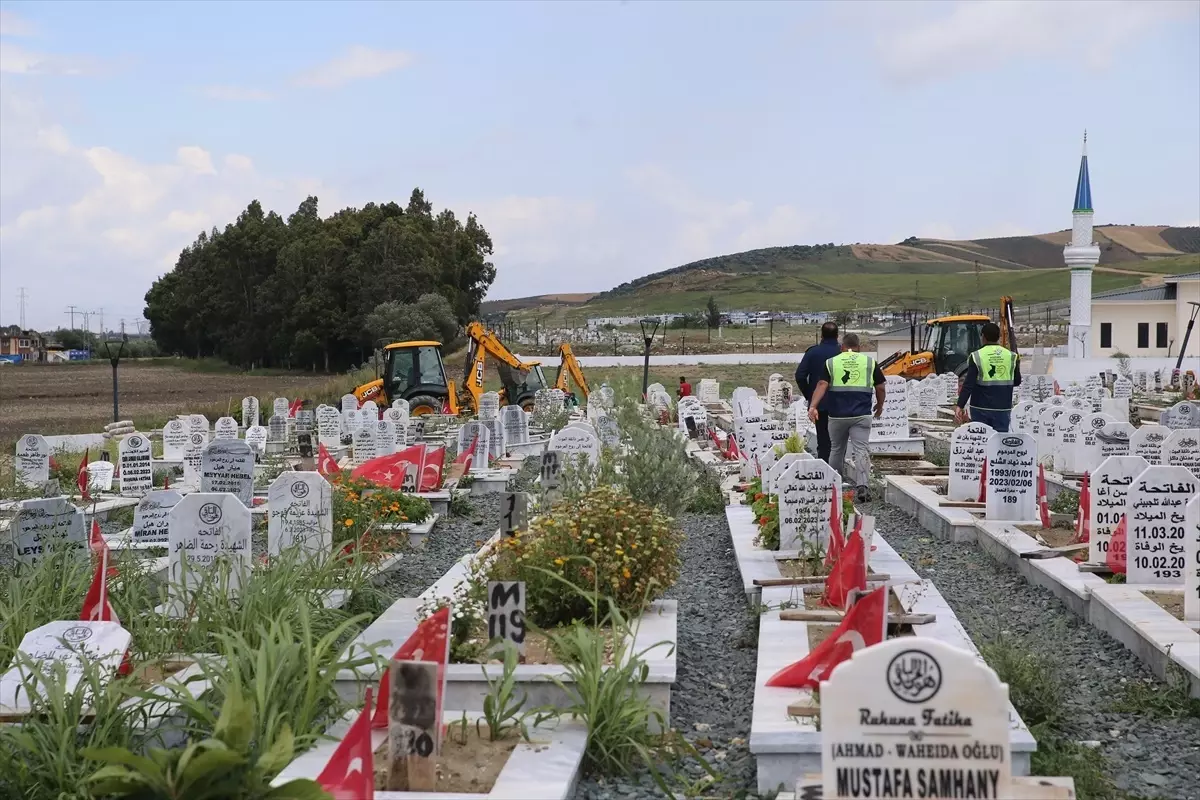 Antakya\'da sağanak sonucu mezarlıkta çökme: Kabirler hasar gördü