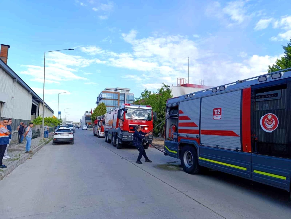 İzmir Çiğli\'deki Tekstil Fabrikasında Yangın Çıktı