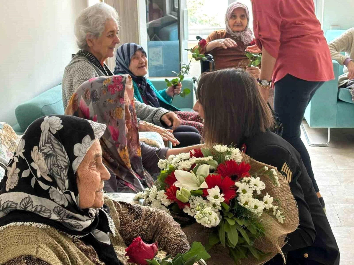 Aydın\'da Jandarma Ekipleri Huzurevlerindeki Anneleri Ziyaret Etti