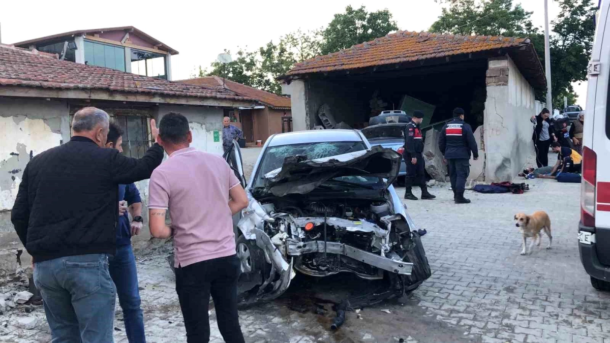 Çorlu\'da Motosikletli Jandarma Asayiş Timleri\'ne çarpan otomobil kaçarken kaza yaptı