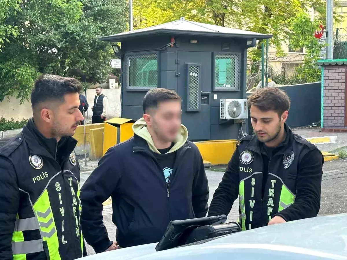 Kadıköy\'de motosikleti yayaların üzerine sürerek dalga geçen sürücü yakalandı