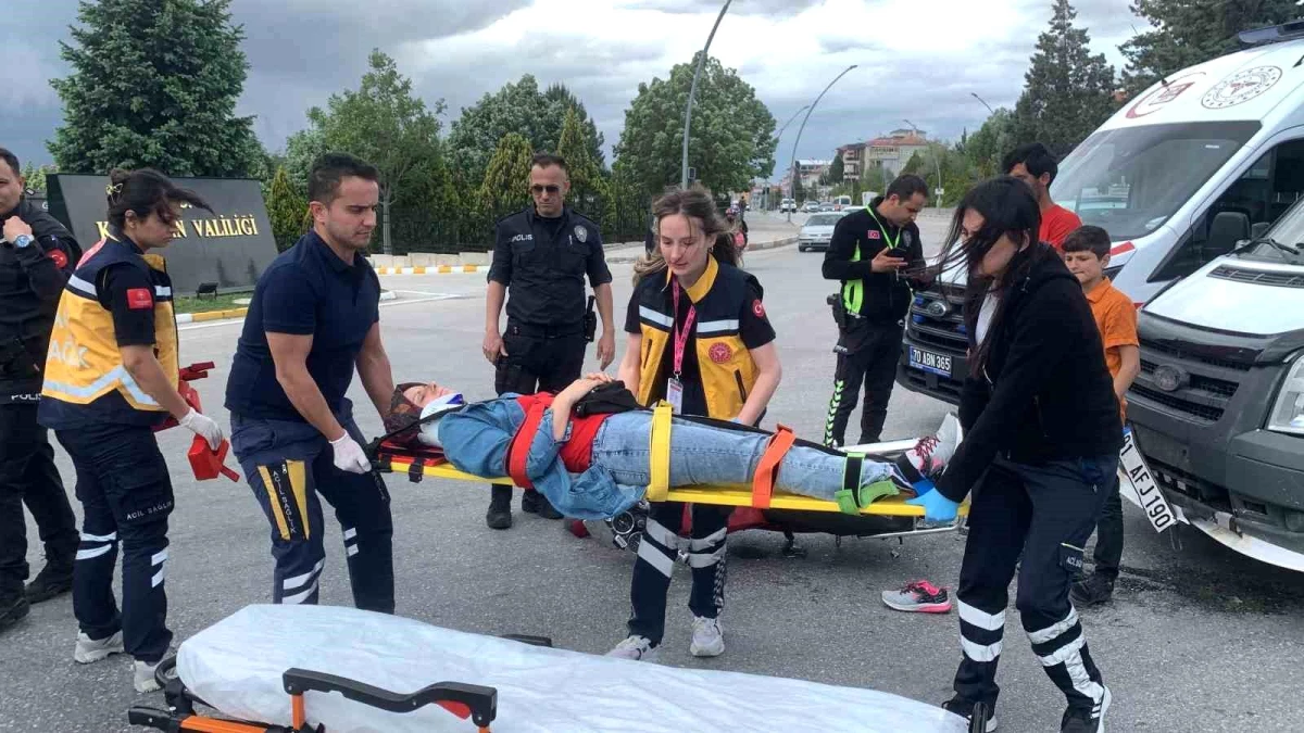 Karaman\'da Minibüsün Motosiklete Arkadan Çarpması Sonucu 1 Kişi Yaralandı