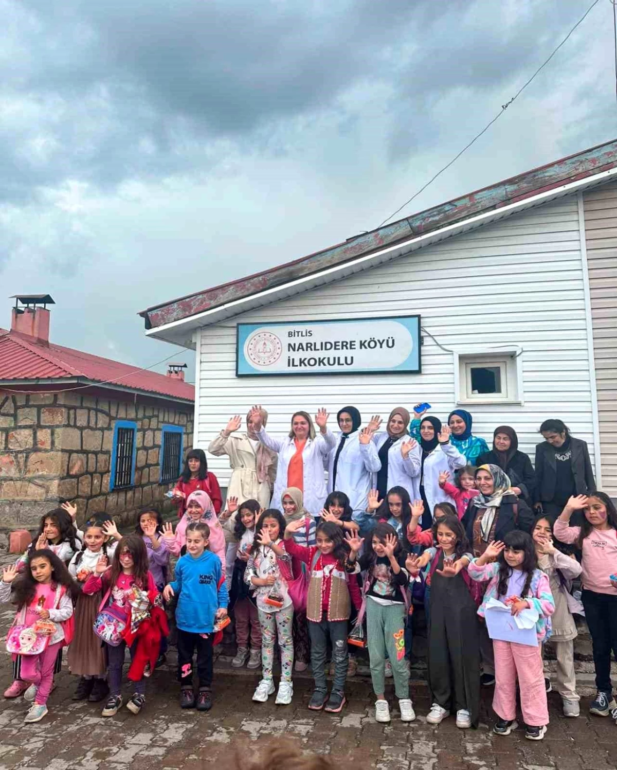 Bitlis Aile Destek Merkezi Kuaför Kursu Kursiyerleri Köy Okullarındaki Kız Öğrencilere Ücretsiz Saç Kesimi Yaptı