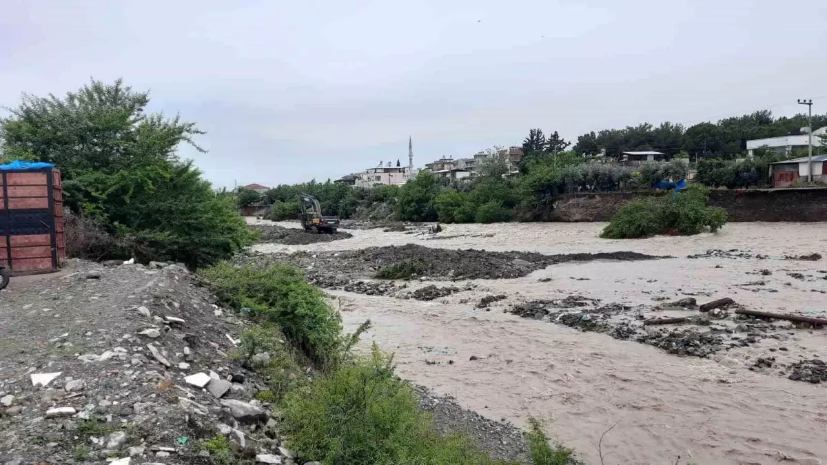 Hatay\'ın Dörtyol ilçesinde sel yolu kapattı