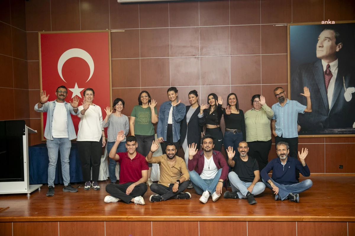 Mersin Büyükşehir Belediyesi Şehir Tiyatrosu Kursiyerleri Sahneye Hazırlanıyor