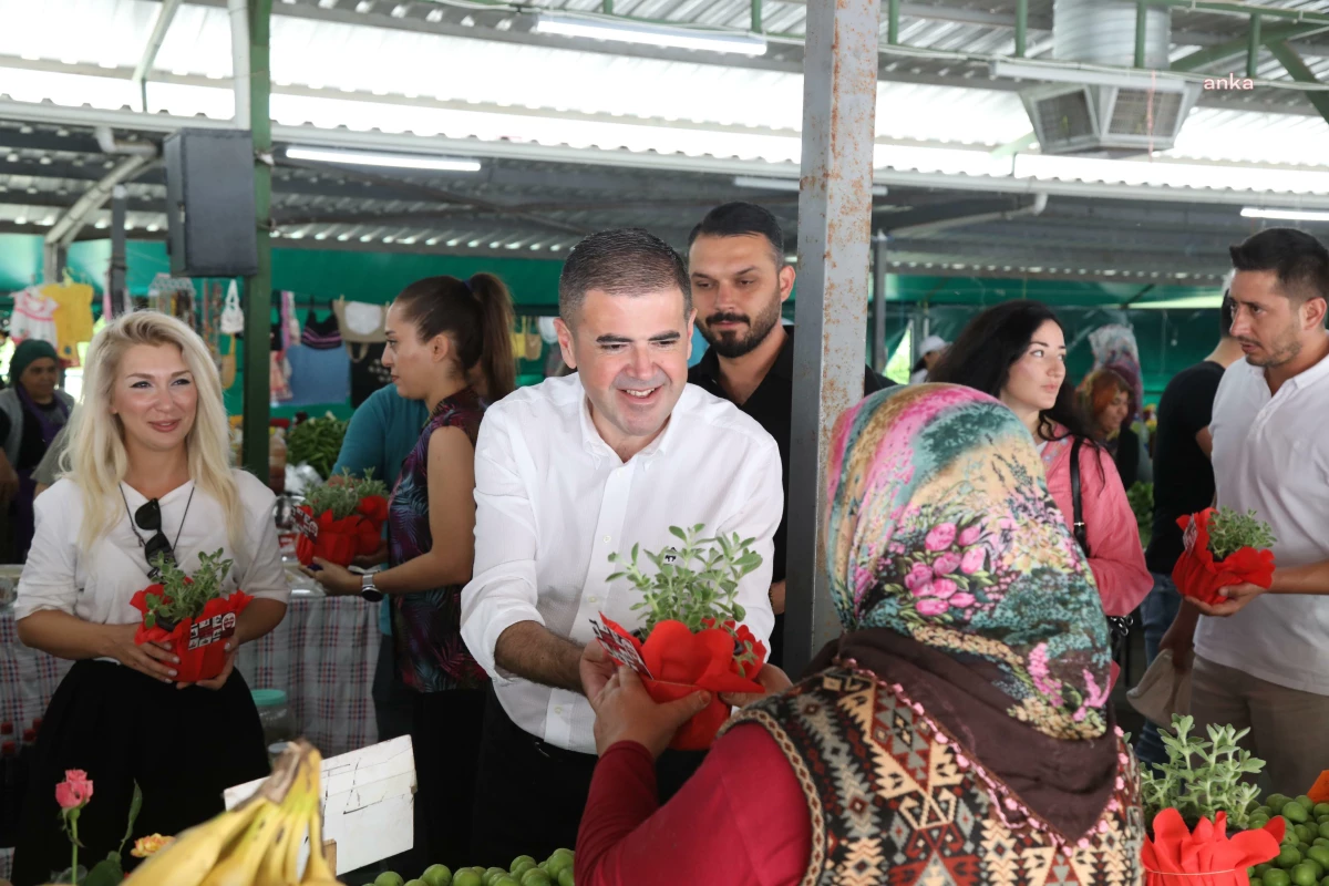 Mezitli Belediye Başkanı Ahmet Serkan Tuncer, Kadın Üretici Pazarı\'nda çalışan emekçi kadınların Anneler Günü\'nü kutladı