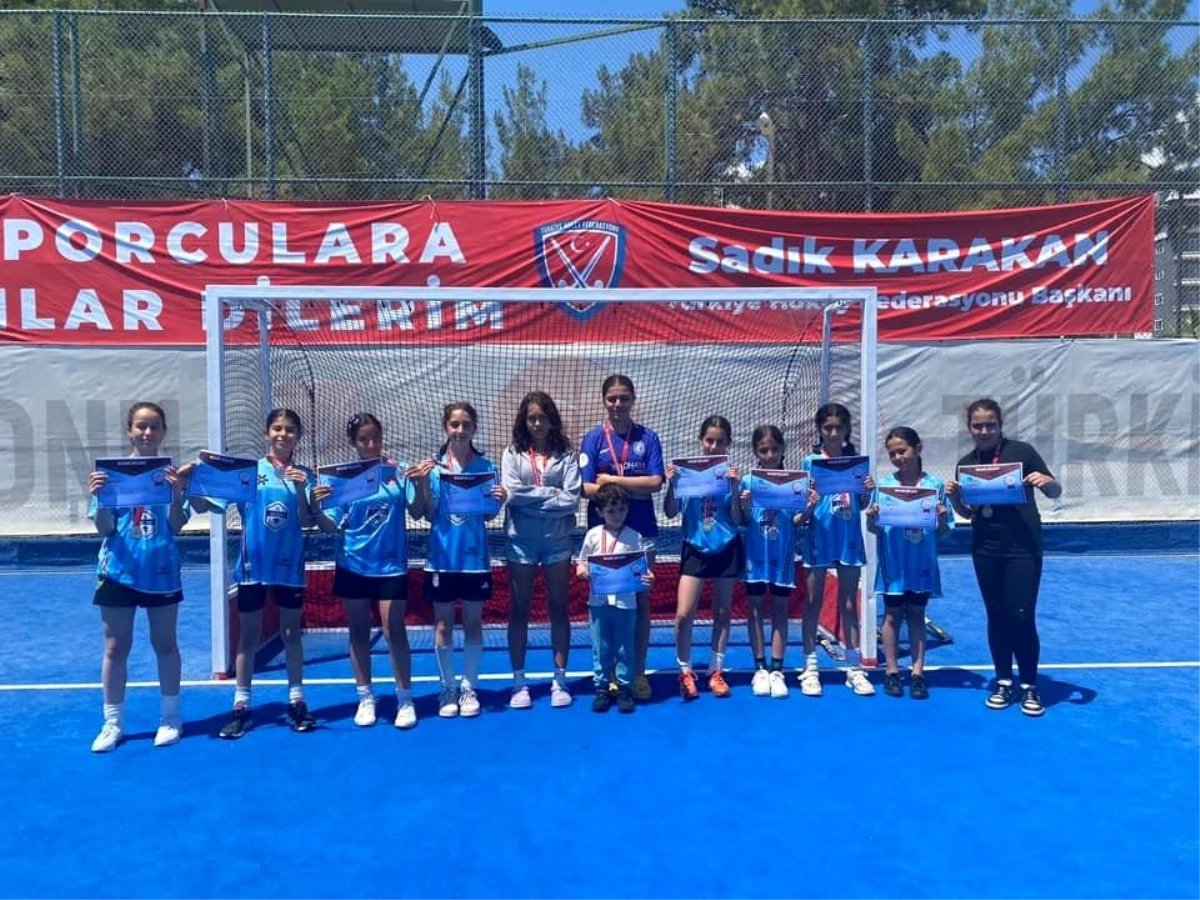 Menteşe Cumhuriyet Ortaokulu Küçük Kız Hokey Takımı Türkiye Şampiyonası Finallerine Yükseldi