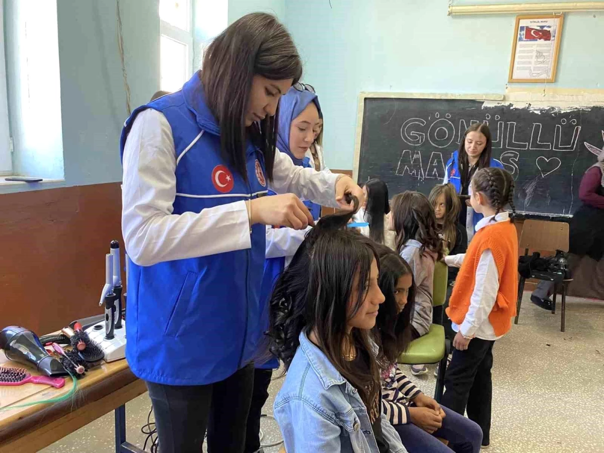 Niğde\'de Gençlik Merkezi\'nin Gönüllü Makas Projesi ile köylerde saç bakımı yapılıyor