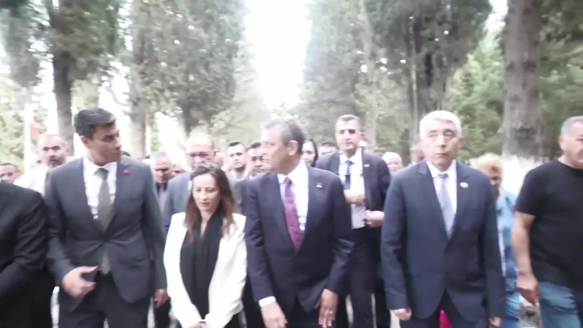 CHP Genel Başkanı Özgür Özel, Soma Maden Şehitliği\'nde anma etkinliği düzenledi