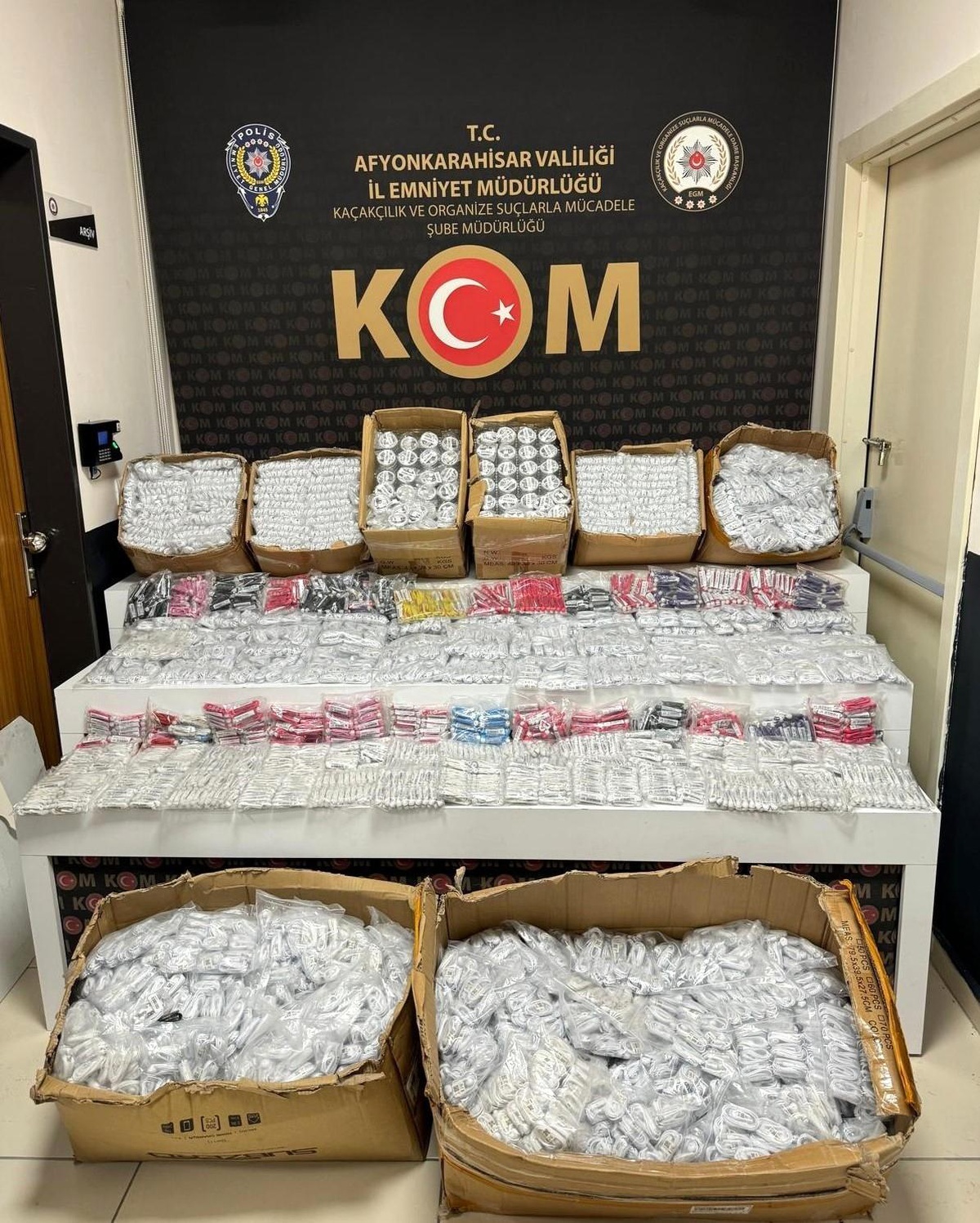 Afyonkarahisar\'da 13 bin 680 kaçak kulaklık ve 888 şarj kablosu ele geçirildi