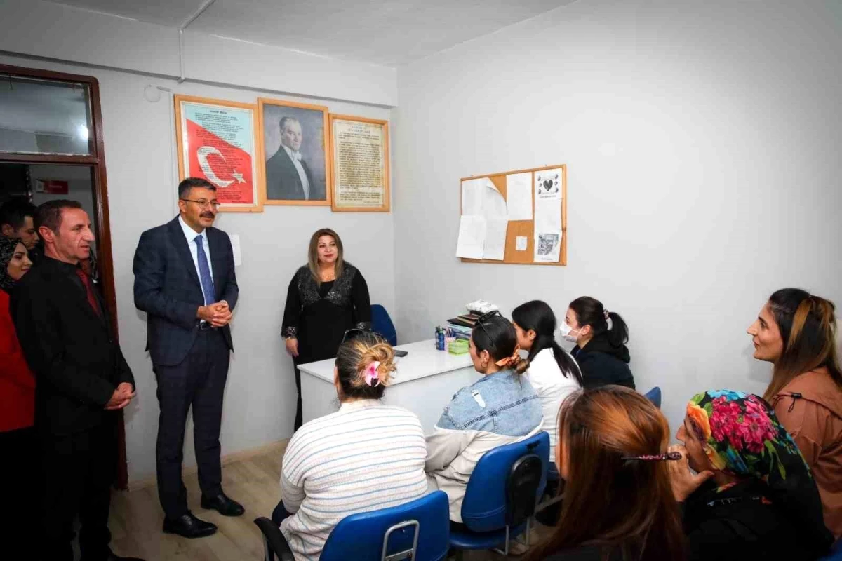 Hakkari Valisi Ali Çelik, aile destek merkezini ziyaret etti
