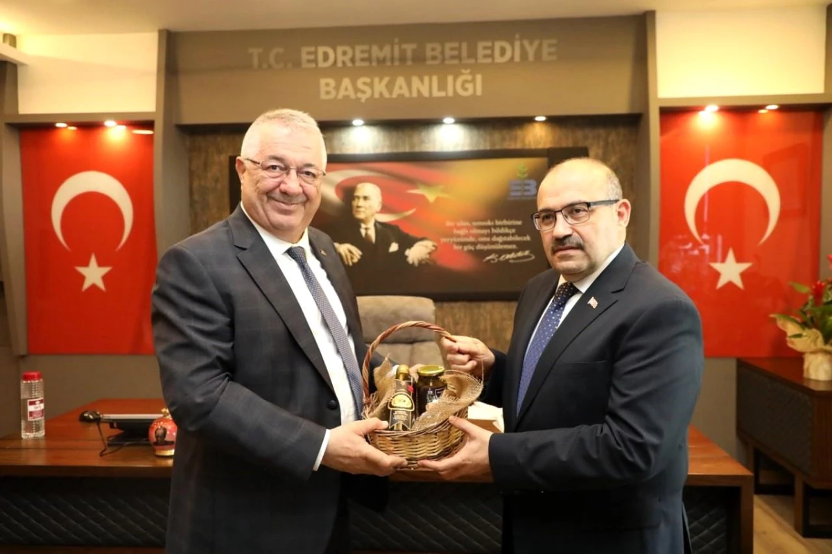 Balıkesir Valisi İsmail Ustaoğlu, Edremit Belediye Başkanı Mehmet Ertaş\'ı ziyaret etti