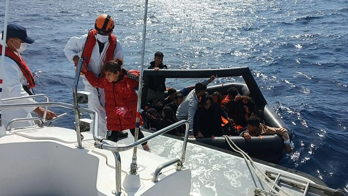 Yunan Sahil Güvenliği, kaçak göçmenleri Türk karasularına geri iterek ölüme terk etti