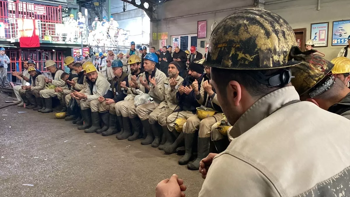 TTK\'da çalışan maden işçileri, Soma faciasında hayatını kaybedenleri dualarla andı