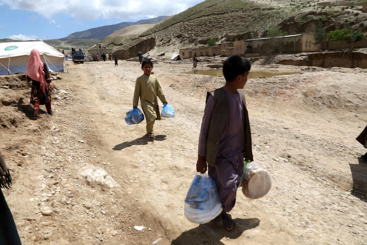 Afganistan\'da şiddetli yağış ve seller sonucu 40.000 çocuk evsiz kaldı