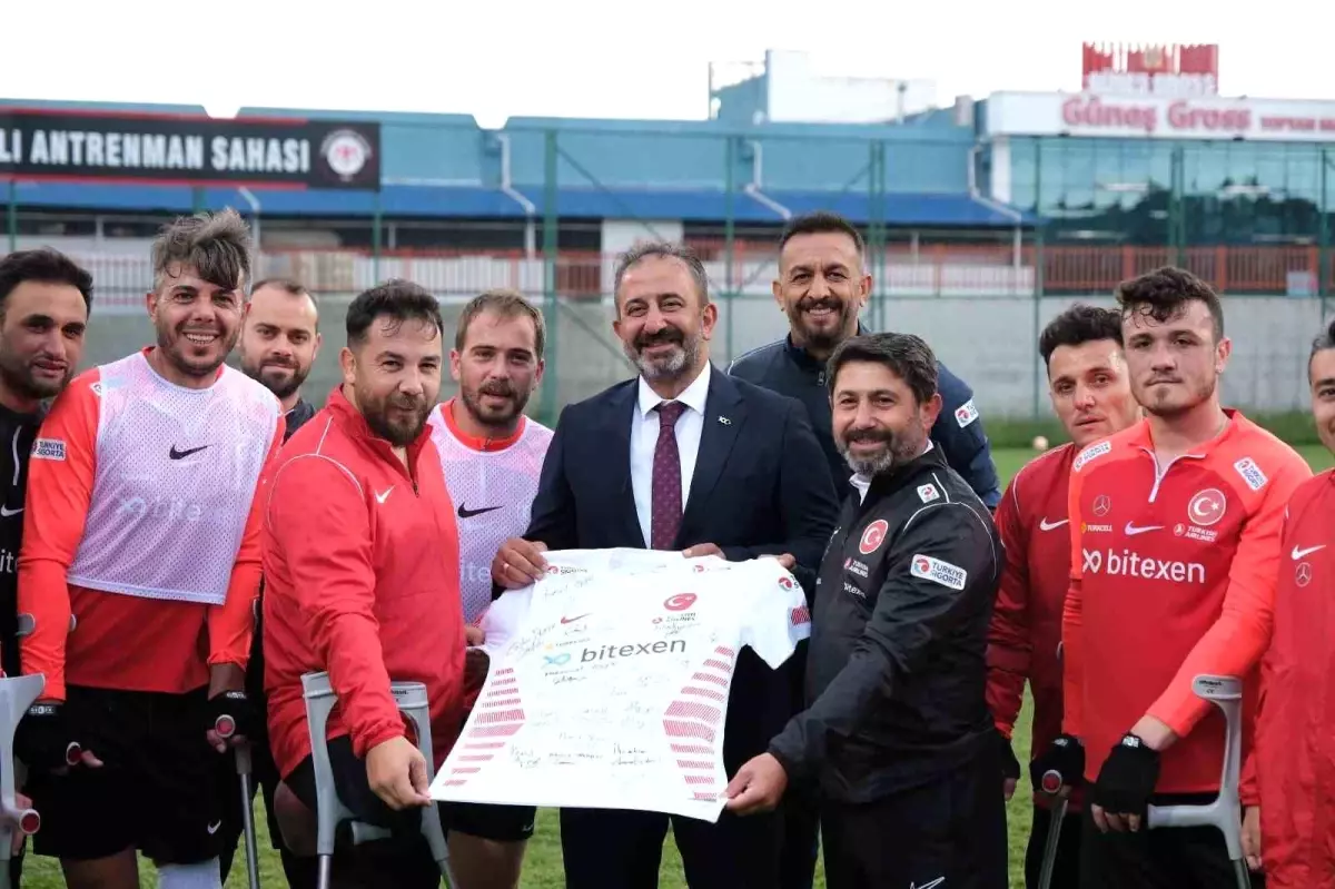 Çorum Belediye Başkan Vekili İsmail Yağbat, Ampute Futbol Milli Takımı\'nı ziyaret etti