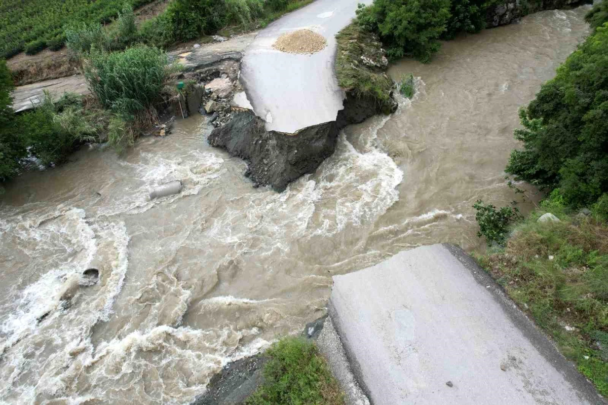 Hatay\'da aşırı yağışla birlikte derenin üzerindeki köprü yıkıldı
