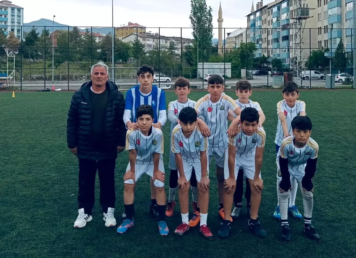 Başakşehir Spor Kulübü Başkanı Oltulu sporculara malzeme desteği verdi