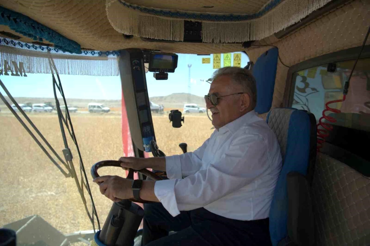 Kayseri Büyükşehir Belediye Başkanı Dr. Memduh Büyükkılıç, Kayserili çiftçilerin 14 Mayıs Dünya Çiftçiler Günü\'nü kutladı