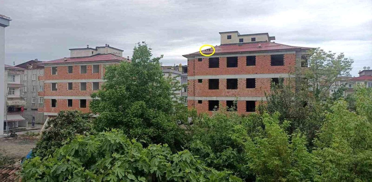 Samsun\'da İnşaatın Çatısına Mahsur Kalan Köpek İtfaiye Tarafından Kurtarıldı