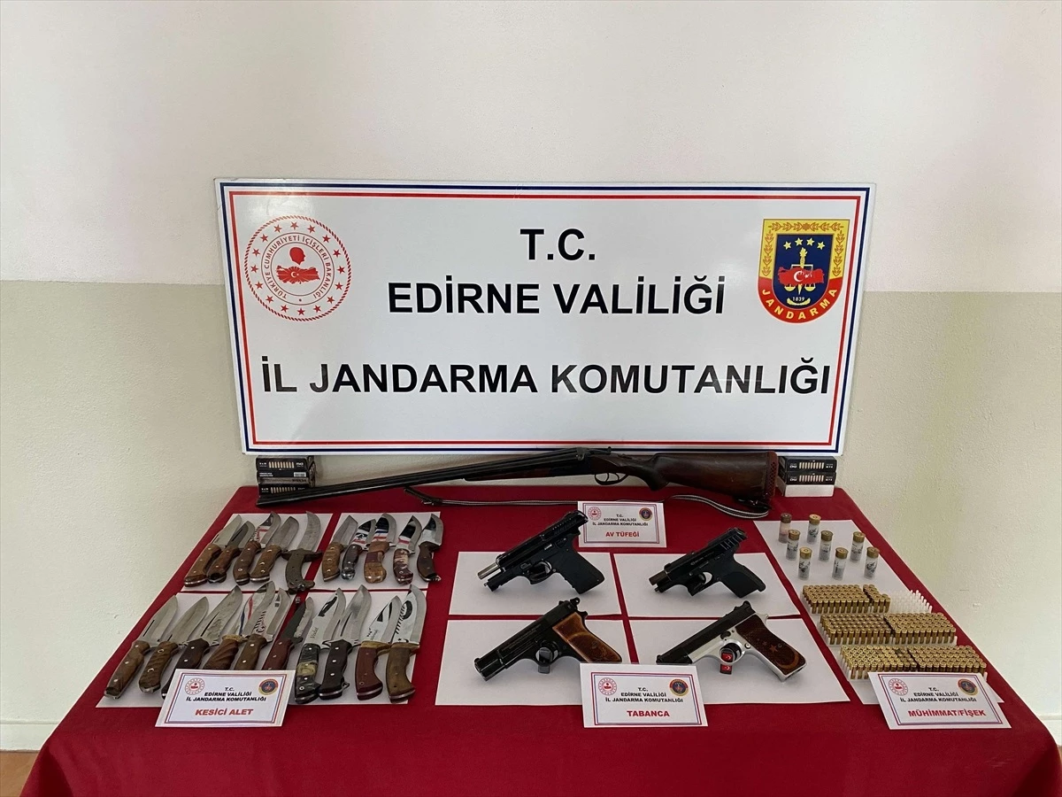 Edirne\'de Ruhsatsız Silah ve Bıçak Operasyonu: Şüpheli Gözaltına Alındı
