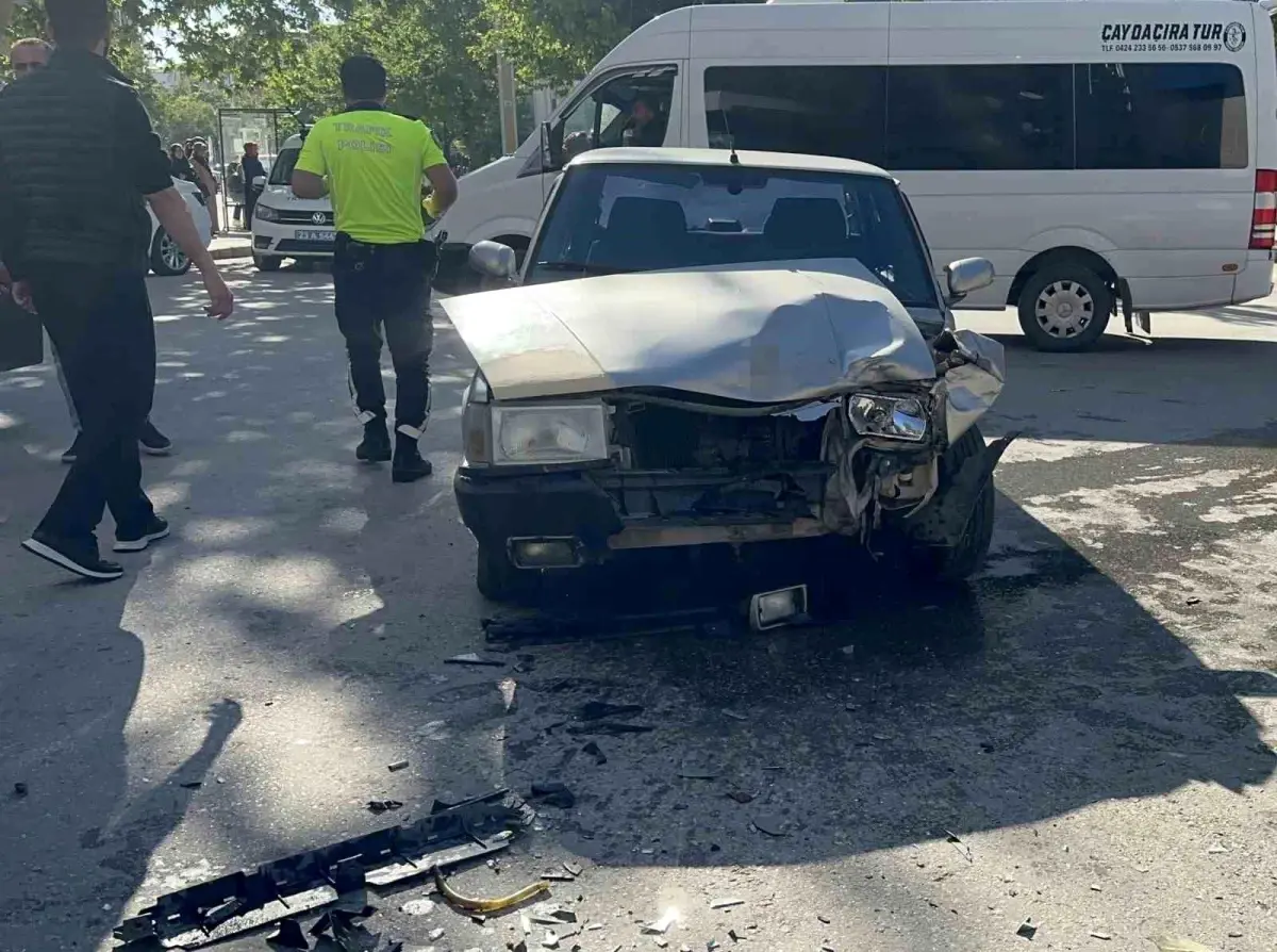 Elazığ\'da Trafik Kazası: 3 Kişi Yaralandı