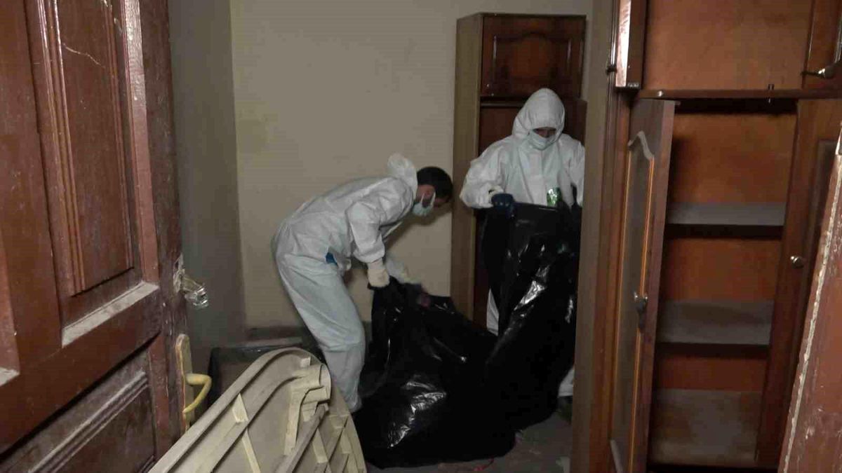 Bursa\'da çöp ev faciası: 3 kamyon çöp çıktı