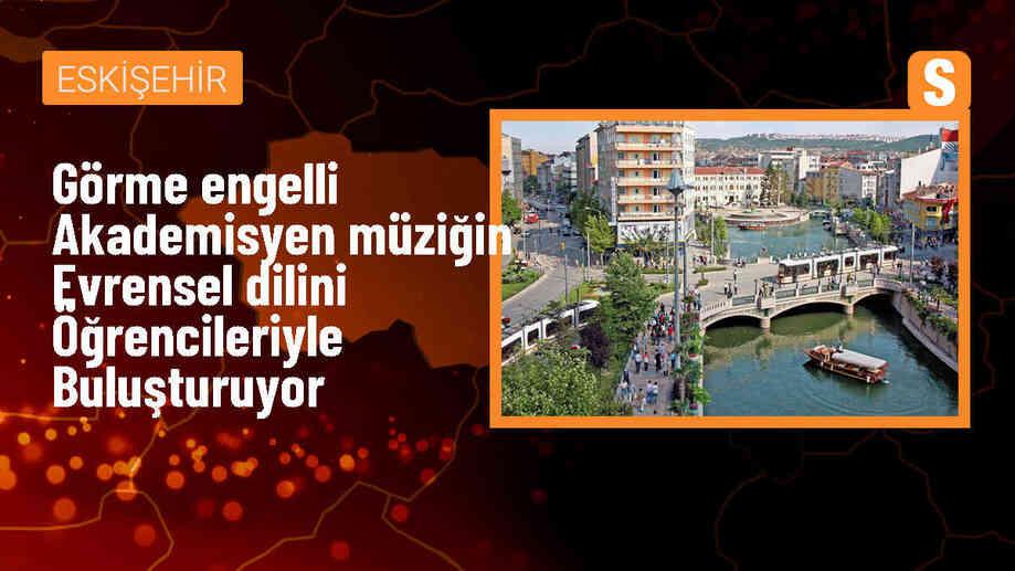 Görme Engelli Onur Yılmaz, Öğrencilere Gitar Çalmayı Öğretiyor