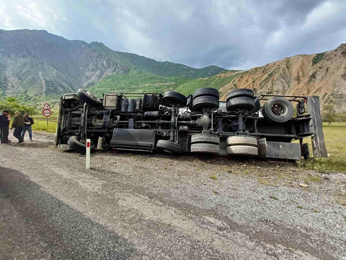 Hakkari\'de Yakıt Tankeri Kaza Yaptı