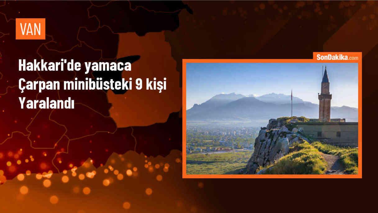 Hakkari-Van kara yolunda minibüs yamacı çarptı, 9 kişi hafif yaralandı