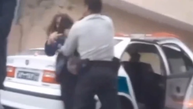 İran'da polis memuru başörtüsü kuralına uymayan kadına şiddet uyguladı