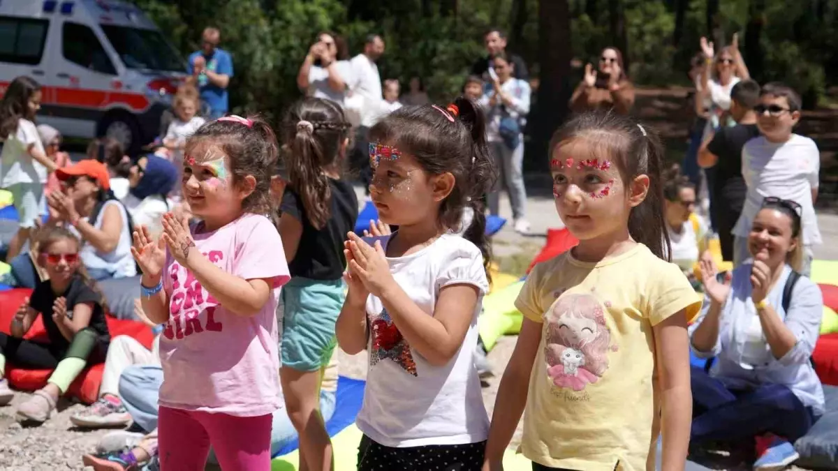 İzmir\'de 8. Festival Çocuk Doğa Temasıyla Binlerce Çocuğu Ağırladı