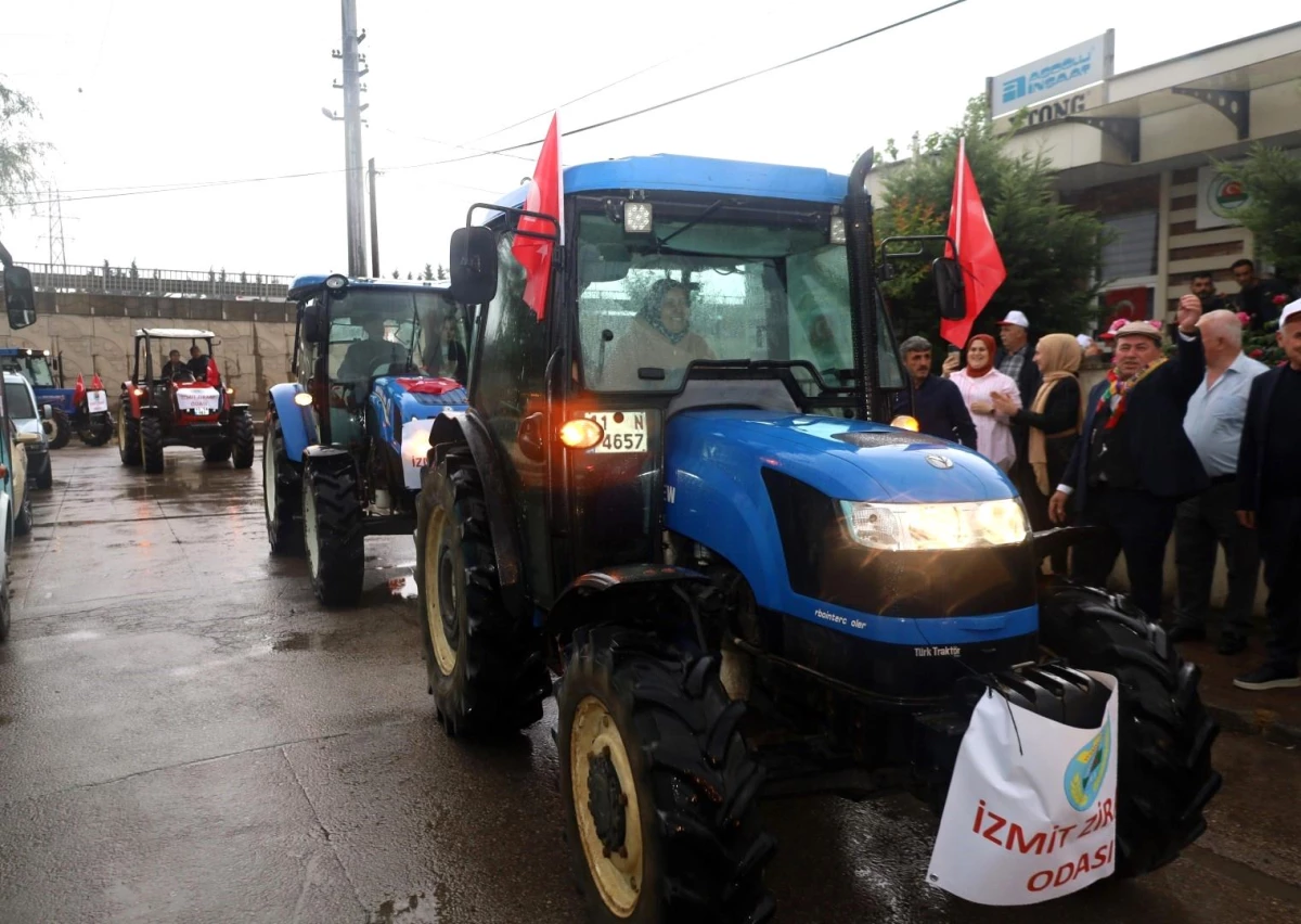 Dünya Çiftçiler Günü\'nde Kadın Çiftçiler Traktör Konvoyu Yaptı