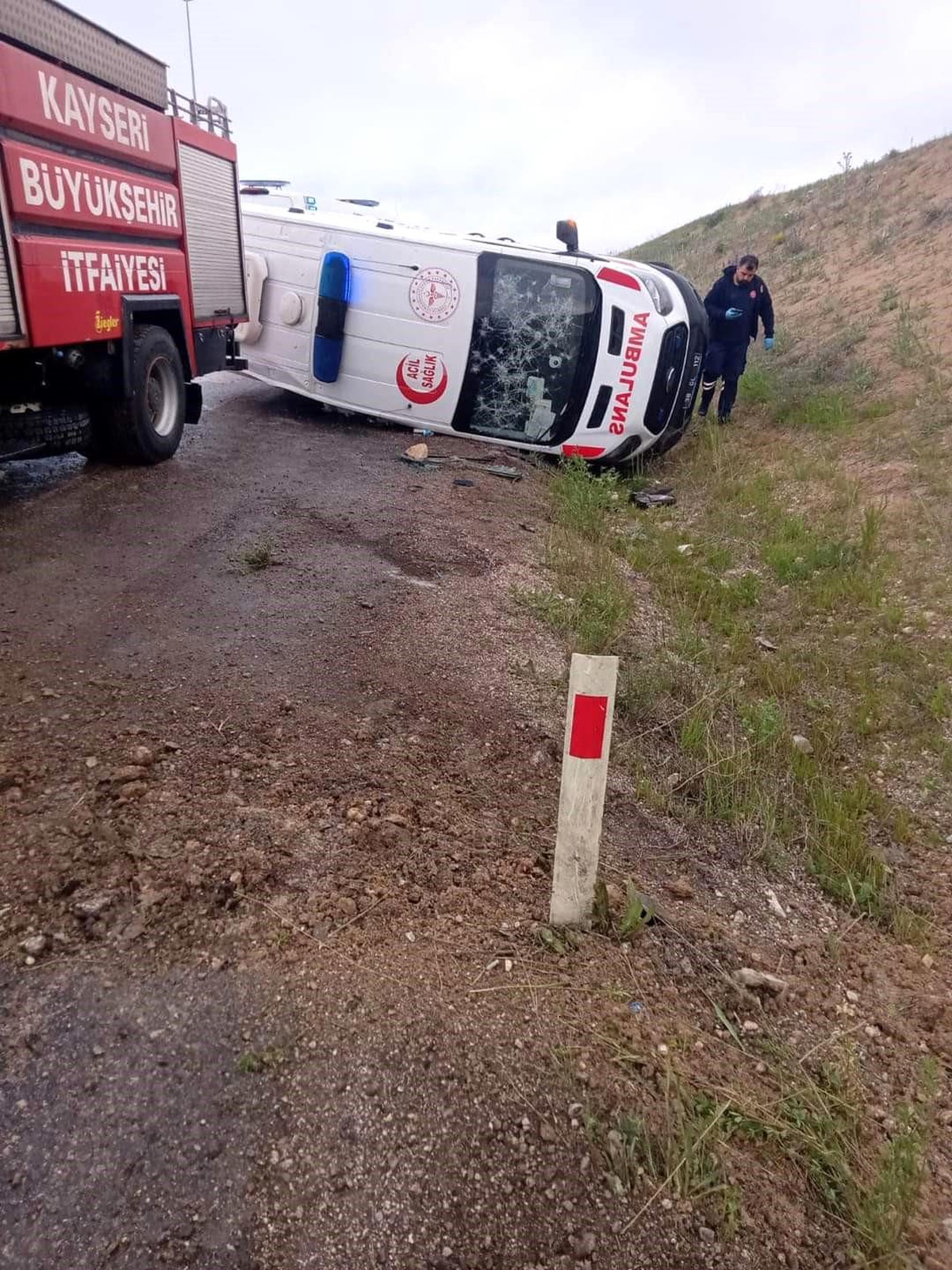 Kayseri\'de ambulans kaza yaptı: 3 sağlık çalışanı yaralandı
