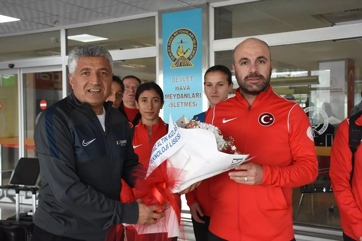 Dünya Liseler Arası Kros Şampiyonasından dönen milli sporcular, kentte çiçeklerle karşılandı