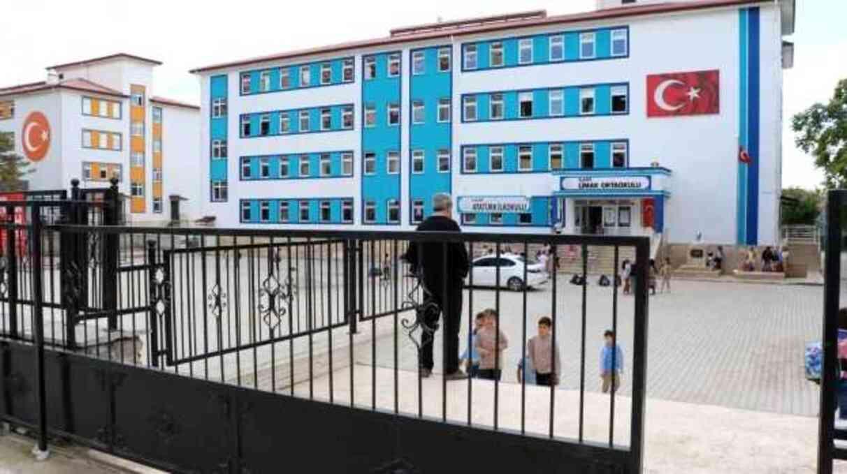 Kopya çekerken yakalanan öğrenci öğretmenini bıçakla yaraladı