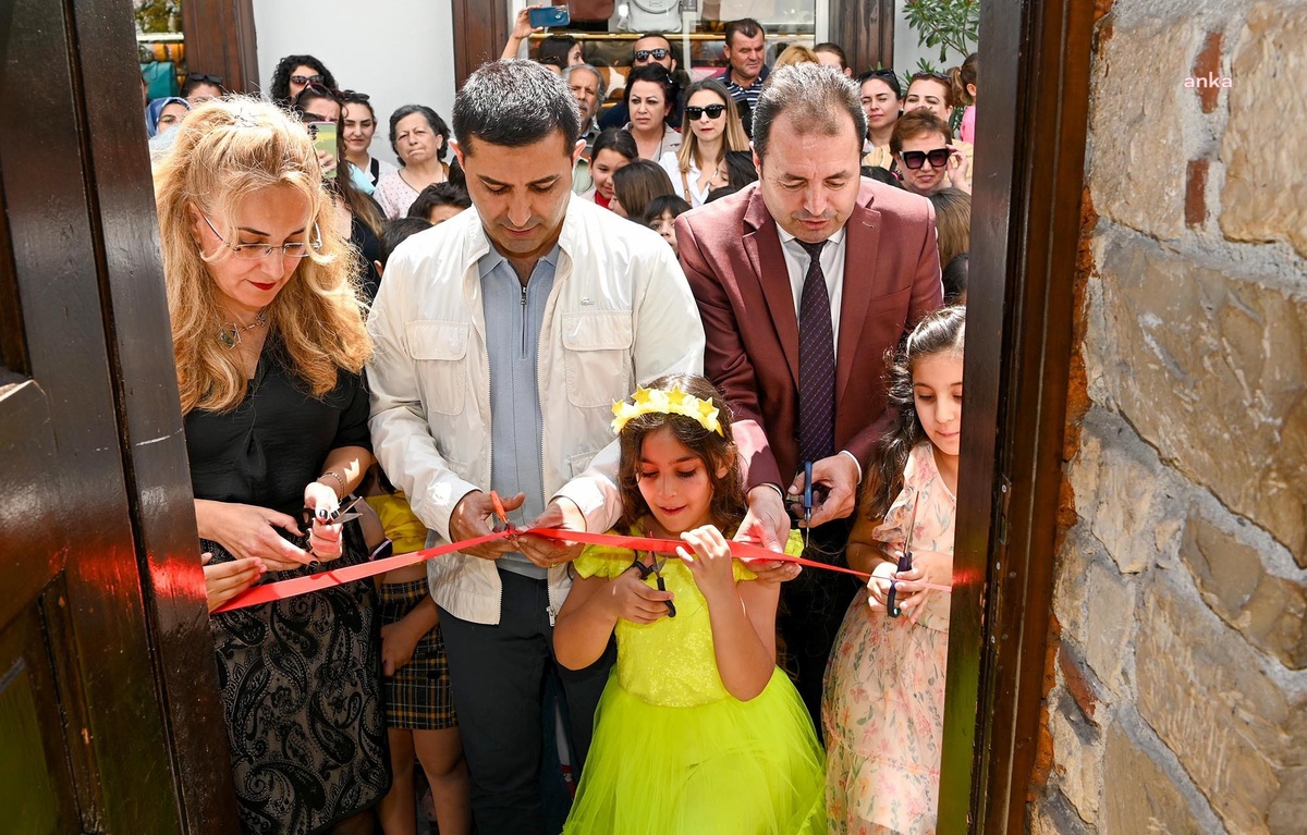 Kuşadası İlkokulu öğrencilerinin resimleri sergileniyor
