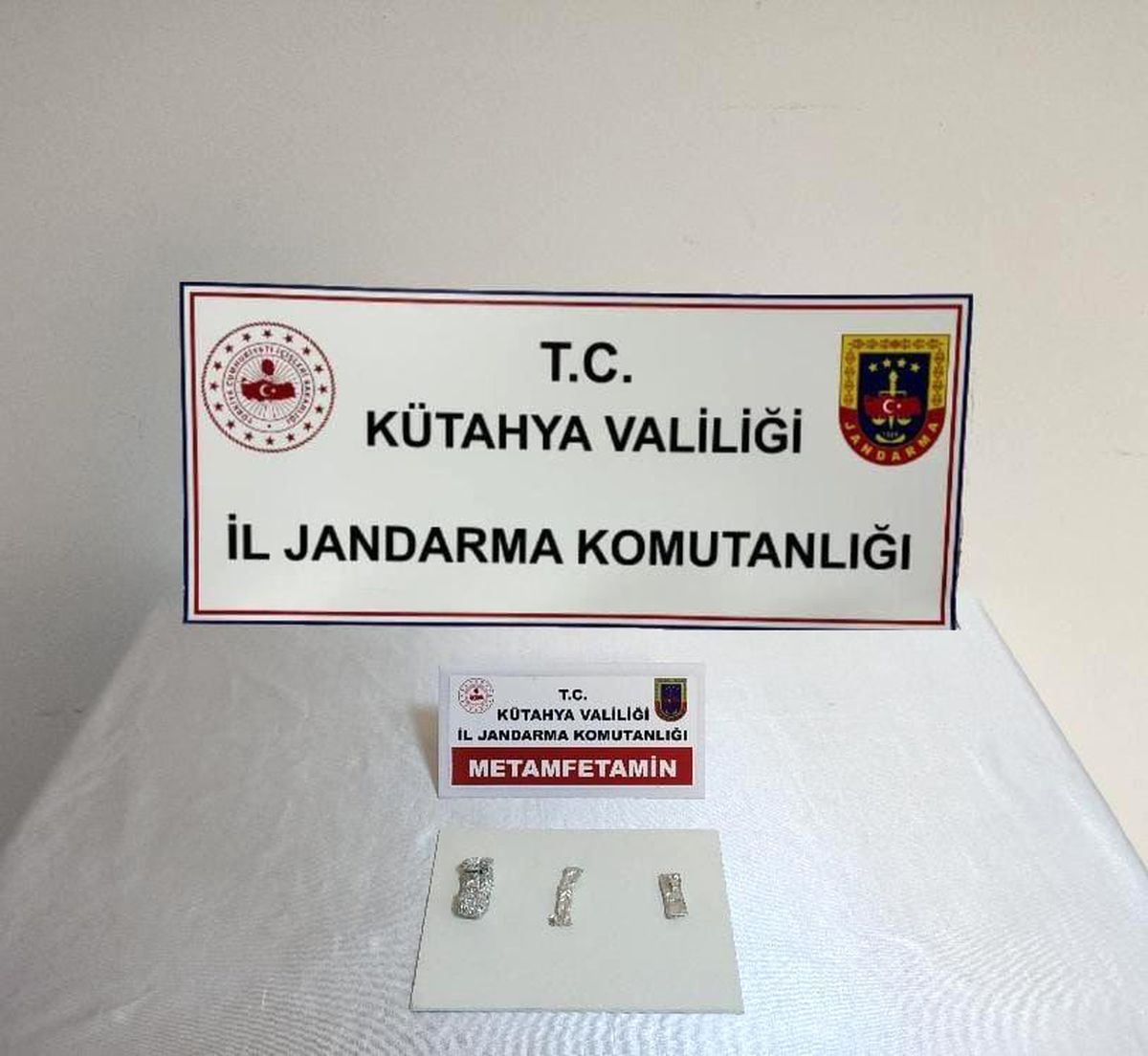 Kütahya\'da jandarma tarafından durdurulan araçta uyuşturucu ele geçirildi, 2 şüpheli tutuklandı