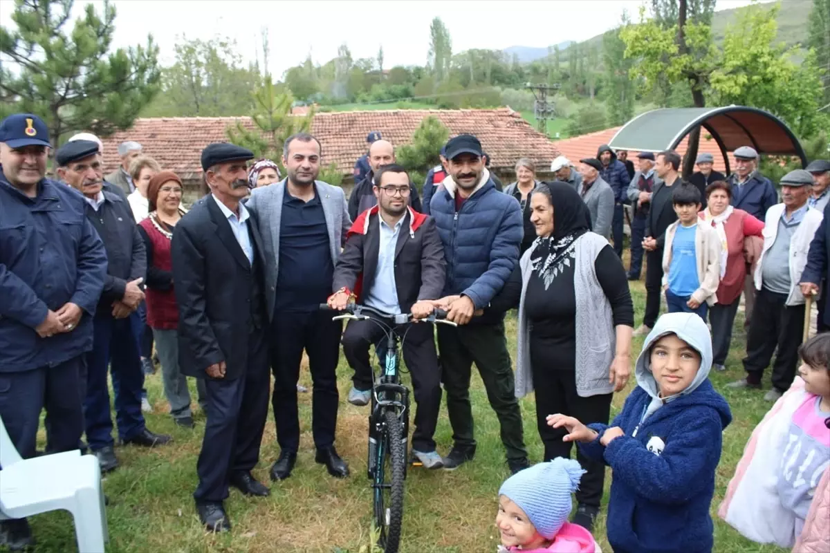 Çorum Kaymakamı, Down Sendromlu Özgür Kara\'ya Bisiklet Hediye Etti