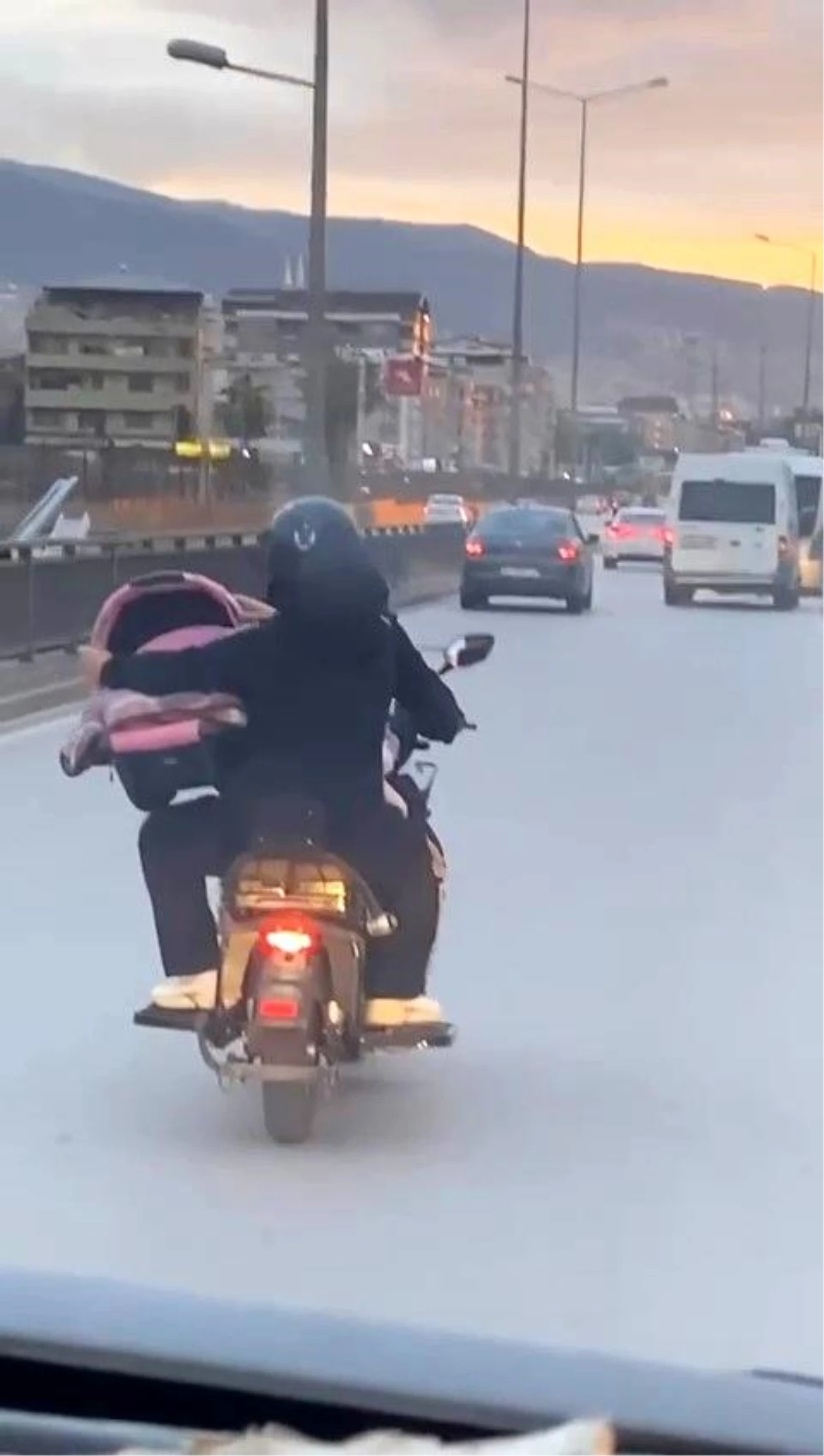Bursa\'da Motosiklet Sürücüsü Bebeği Pusette Taşıdı