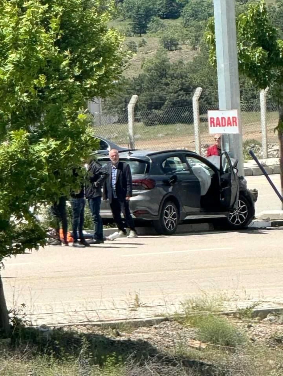Elazığ\'da otomobil radar uyarı direğine çarptı: 1 yaralı