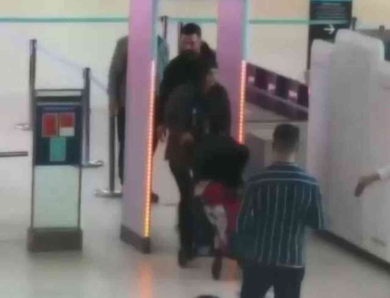 Pusetin altına sakladılar! Bebek arabasının altından 73 kilo külçe altın çıktı Pusetin altına sakladılar! Bebek arabasının altından 73 kilo külçe altın çıktı