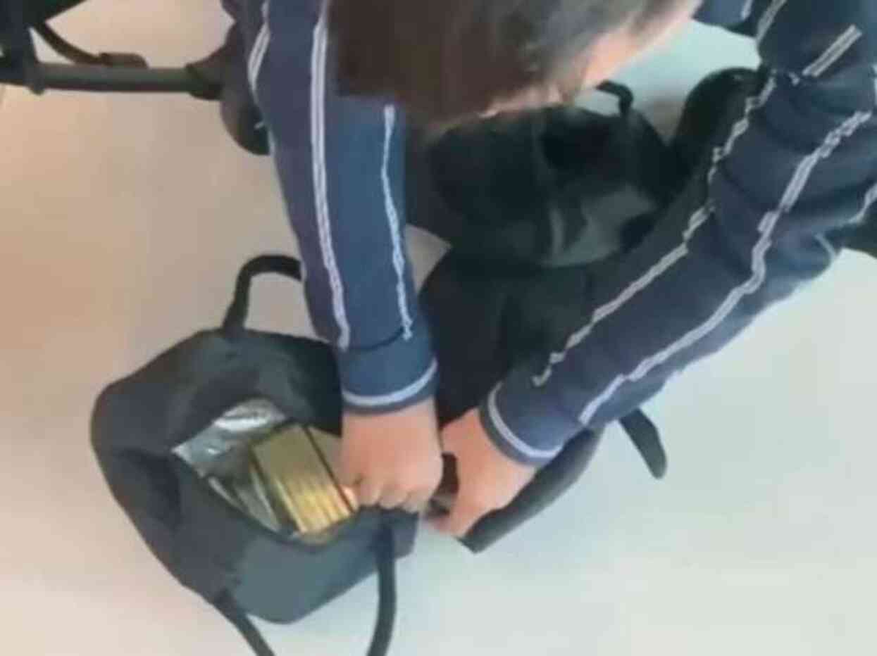 Pusetin altına sakladılar! Bebek arabasının altından 73 kilo külçe altın çıktı Pusetin altına sakladılar! Bebek arabasının altından 73 kilo külçe altın çıktı