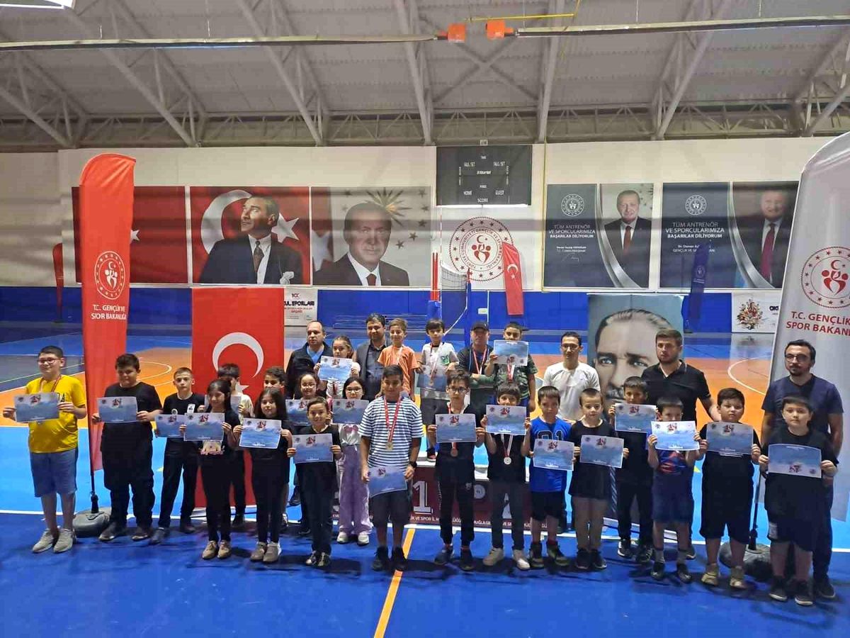 Muğla\'da düzenlenen satranç turnuvasında öğrenciler eğitimde şiddete dikkat çekti