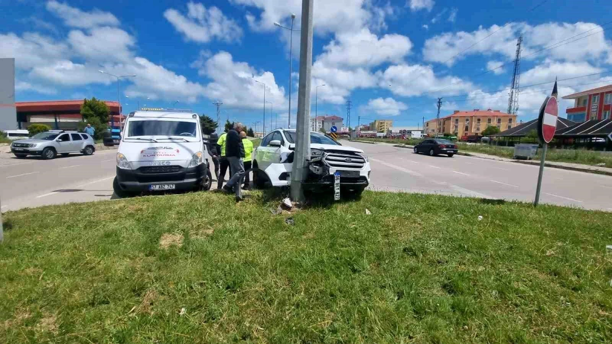Sinop\'ta otomobilin elektrik direğine çarptığı kazada 2 kişi yaralandı