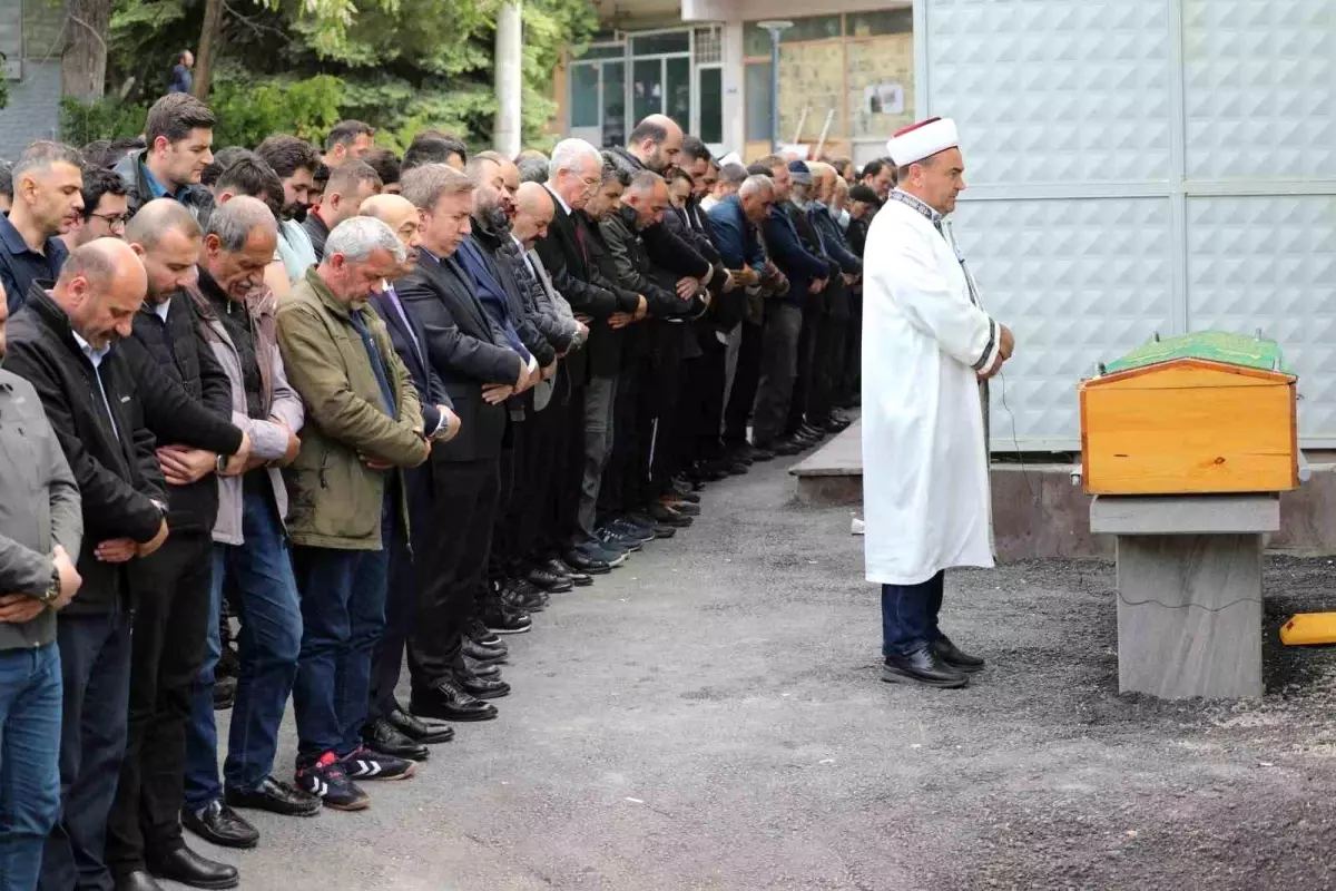 Erzincan\'da otomobilin dereye uçması sonucu meydana gelen trafik kazasında hayatını kaybeden işadamı son yolculuğuna uğurlandı