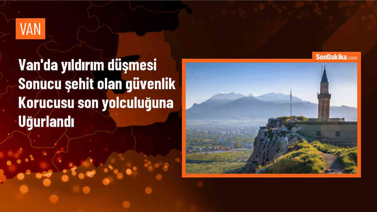 Van\'ın Çatak ilçesinde yıldırım düşmesi sonucu şehit olan güvenlik korucusu toprağa verildi