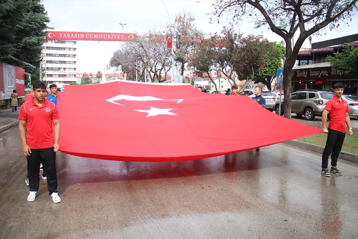 Adana ve Hatay\'da Gençlik Haftası etkinlikleri kapsamında yürüyüş düzenlendi
