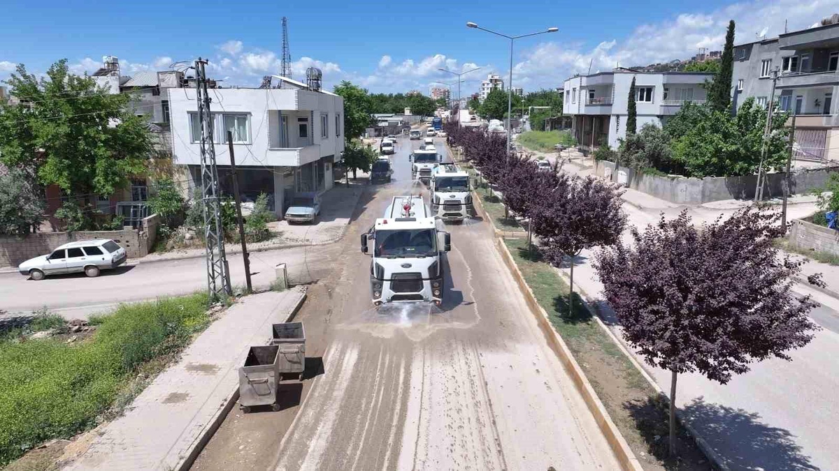 Adıyaman Belediyesi Cadde ve Sokakları Temizliyor