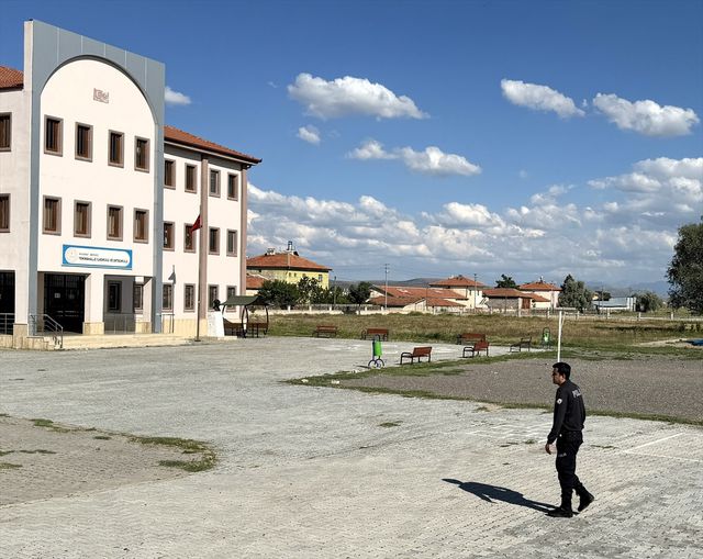 Aksaray'da sınıf öğretmeni okul bahçesinde darbedildi Aksaray'da sınıf öğretmeni okul bahçesinde darbedildi